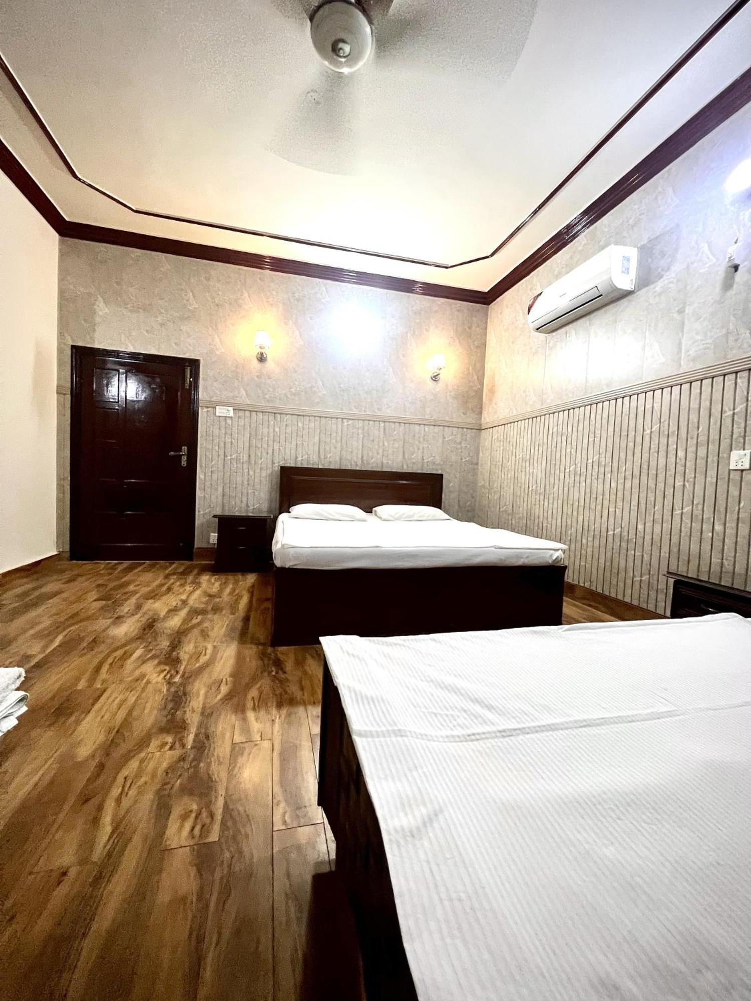 Babar House Hotell Faisalabad Exteriör bild