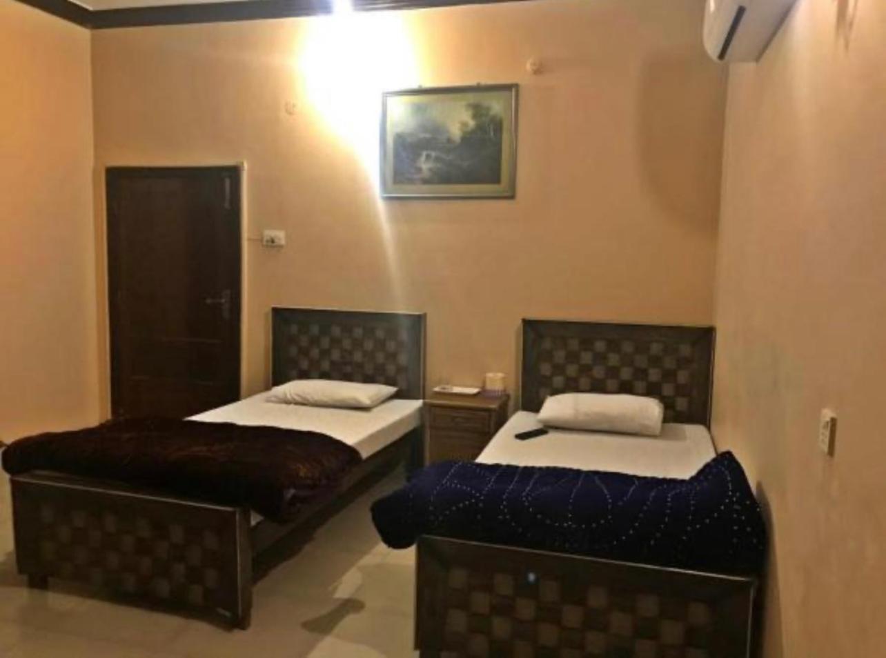 Babar House Hotell Faisalabad Exteriör bild