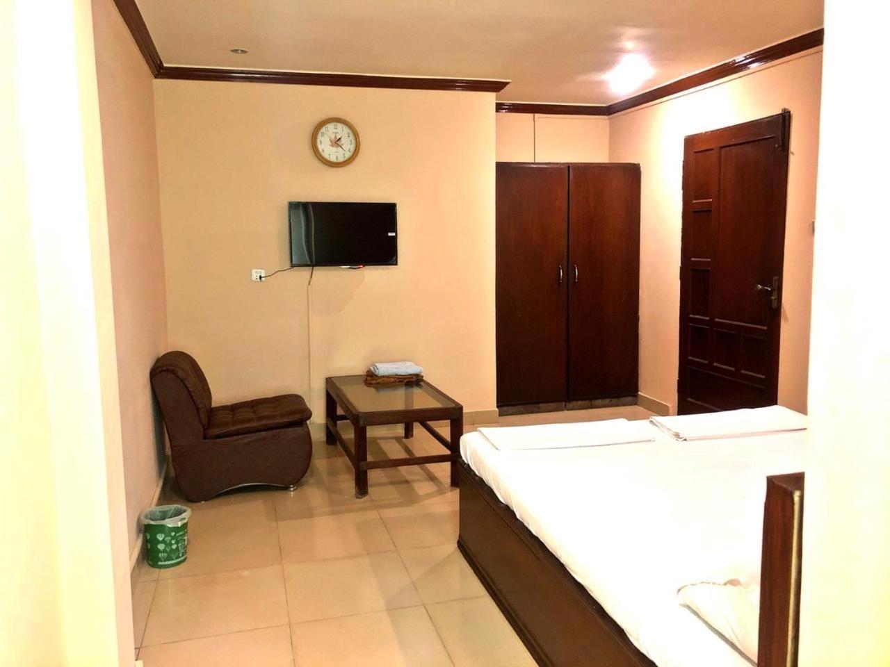 Babar House Hotell Faisalabad Exteriör bild