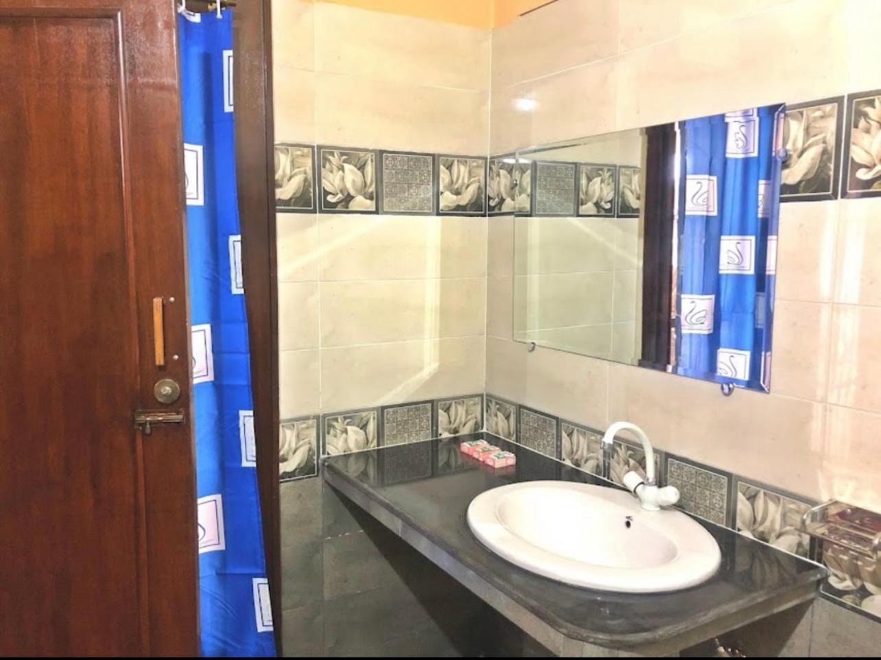 Babar House Hotell Faisalabad Exteriör bild