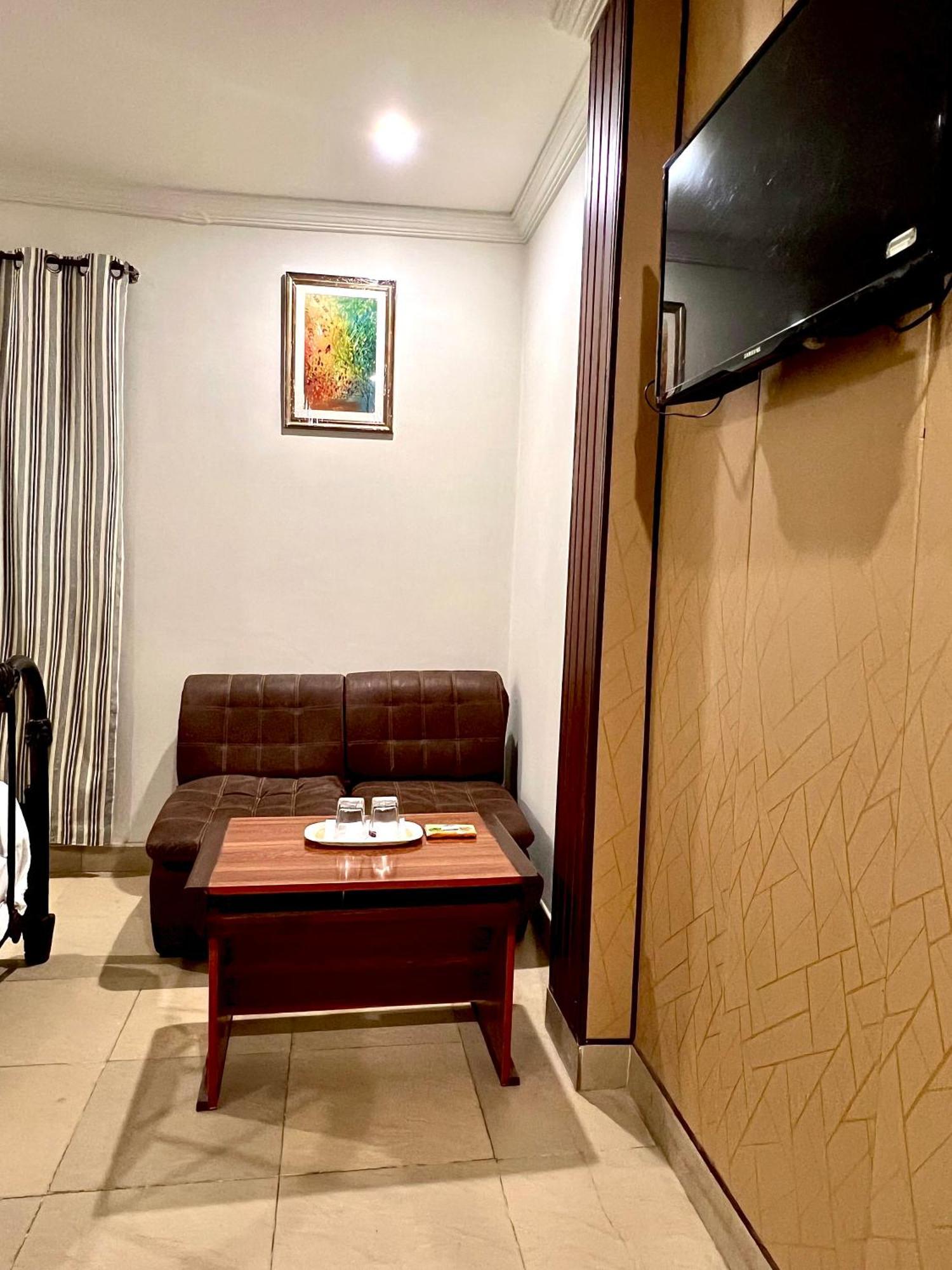 Babar House Hotell Faisalabad Exteriör bild