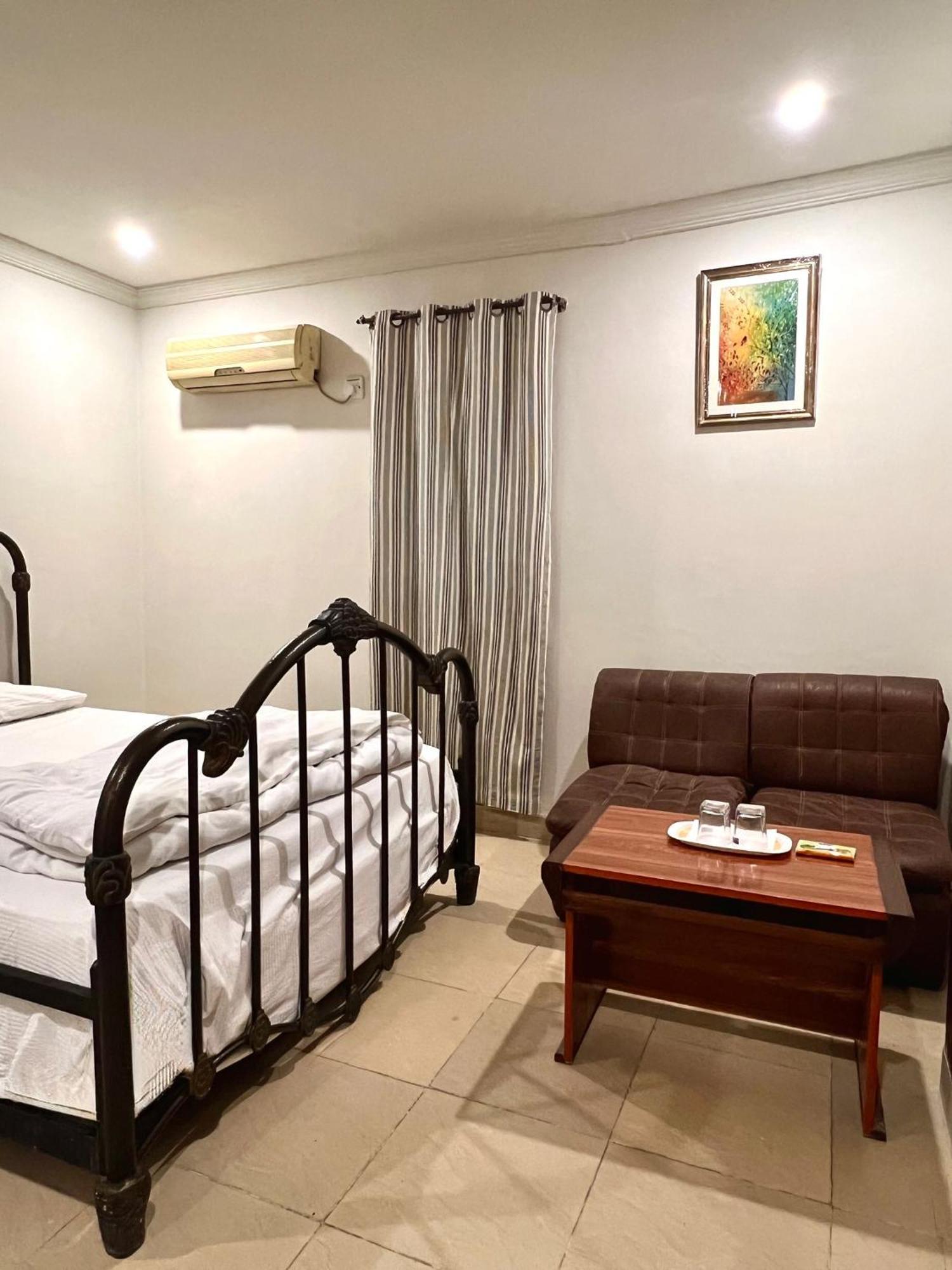 Babar House Hotell Faisalabad Exteriör bild