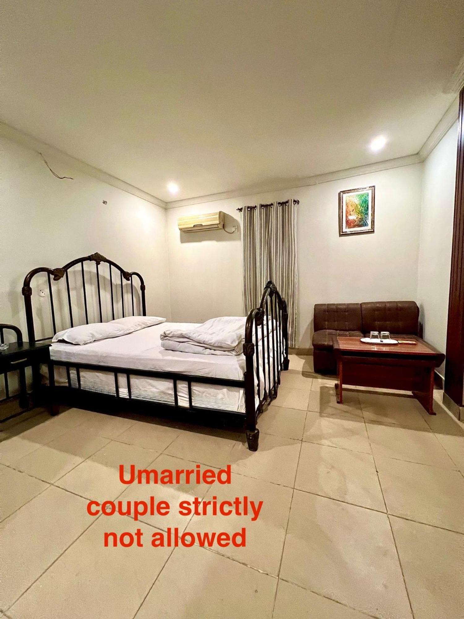 Babar House Hotell Faisalabad Exteriör bild