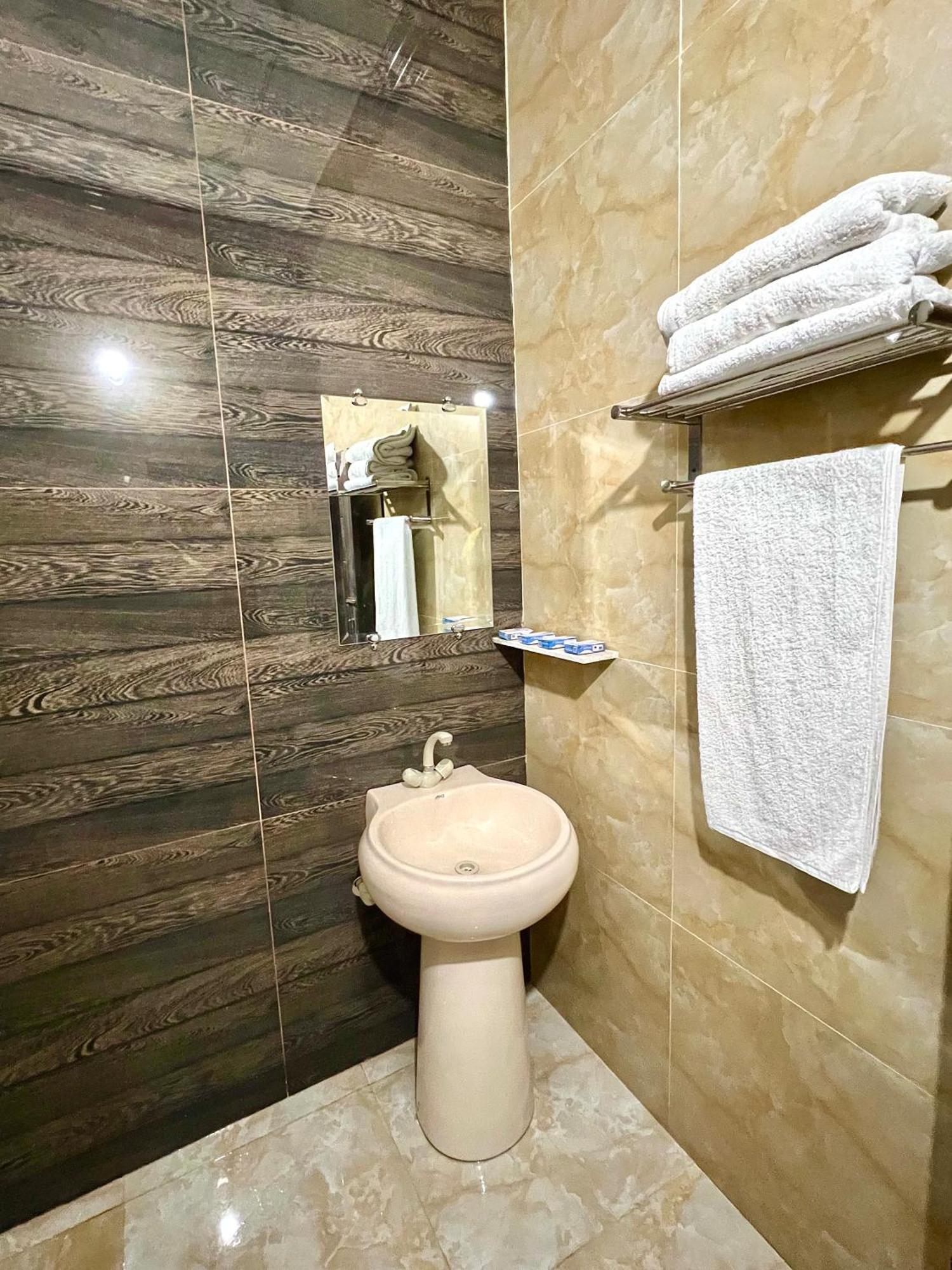 Babar House Hotell Faisalabad Exteriör bild